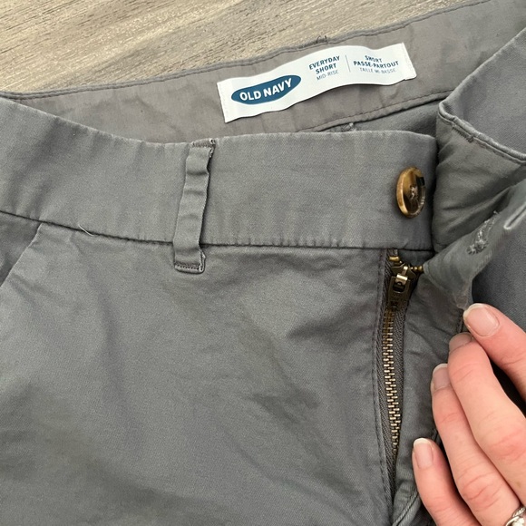 Old Navy Mid Rise Shorts - Picture 3 of 6